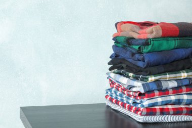 Farklı gömlek siyah tablo yığını, metin için alan