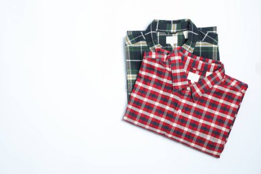 Beyaz arka planda farklı güzel gömlekler, kopyalama alanı