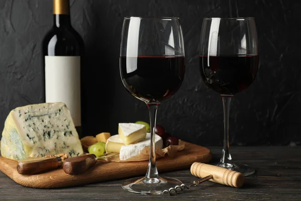 나무 배경에 와인 치즈, 포도, 병 및 안경 — 스톡 사진