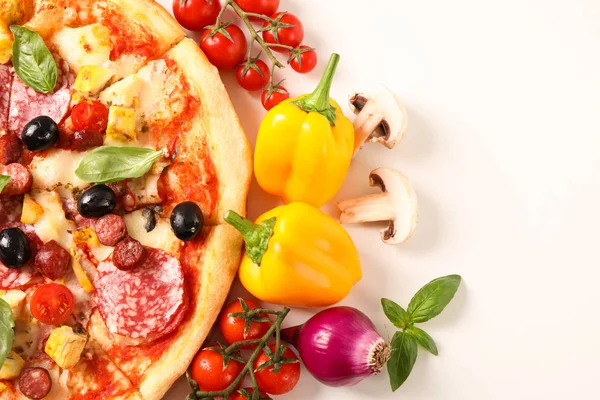 Sabrosa pizza e ingredientes aislados sobre fondo blanco, cerrar — Foto de Stock