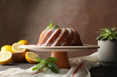 Ahşap arka plan üzerinde toz şeker ve nane ile Kek, alan 