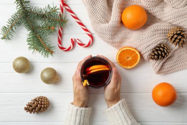 Dekore ahşap backgrou üzerinde mulled şarap ile cam tutan kız