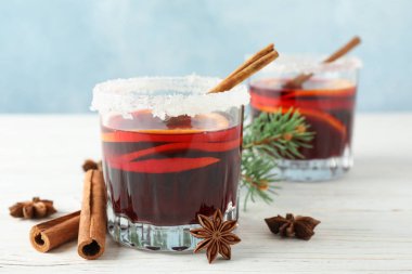 Beyaz ahşap arka plan üzerinde lezzetli mulled şarap Bardaklar, uzay f