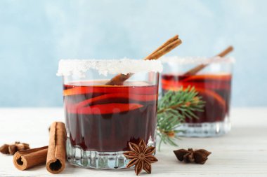 Beyaz ahşap arka plan üzerinde lezzetli mulled şarap Bardaklar, uzay f