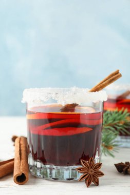 Beyaz ahşap arka plan üzerinde lezzetli mulled şarap Bardaklar, uzay f