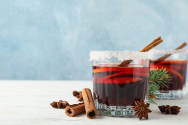 Beyaz ahşap arka plan üzerinde lezzetli mulled şarap Bardaklar, uzay f