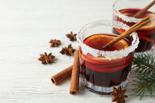 Beyaz ahşap arka plan üzerinde lezzetli mulled şarap Bardaklar, uzay f