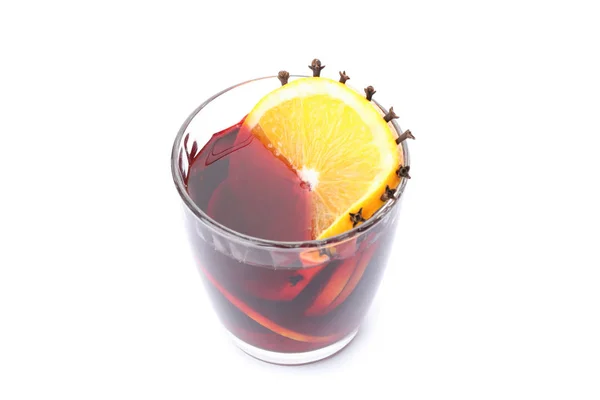 Glas leckeren Glühwein mit Orange isoliert auf weißem Backgro — Stockfoto