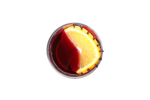 Copa de sabroso vino caliente con naranja aislado sobre fondo blanco — Foto de Stock