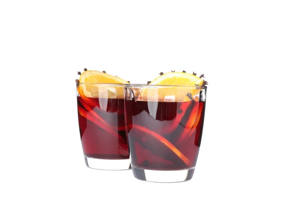 Gläser leckeren Glühwein mit Orangen isoliert auf weißem Rücken — Stockfoto