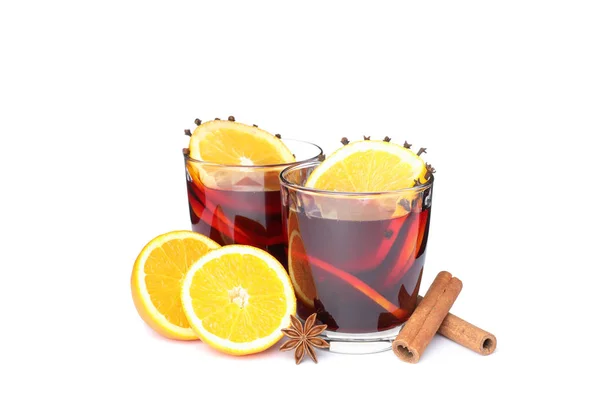 Pohár ízletes forralt bor, narancs izolált fehér backg — Stock Fotó