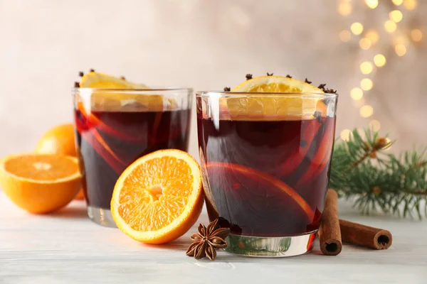 Glasses of tasty mulled wine with orange on white wooden backgro — Stock Photo, Image