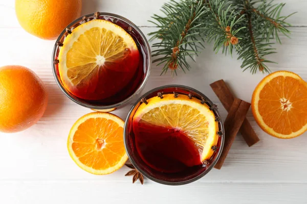 Copos de vinho quente saboroso com laranja no backgro de madeira branco — Fotografia de Stock