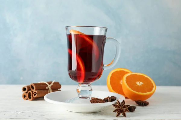 Vino caliente, naranja y canela sobre fondo de madera blanca, spa — Foto de Stock