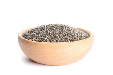 Beyaz arka planda izole edilmiş tahta kasede Chia tohumları