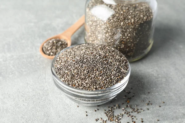 Gri masa üzerinde tohumlu cam sofra takımı, metin alanı