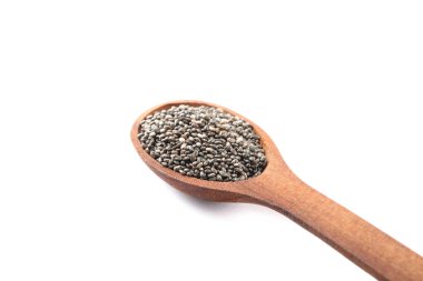Chia tohumları ve tahta kaşık beyaz arka plan üzerinde izole