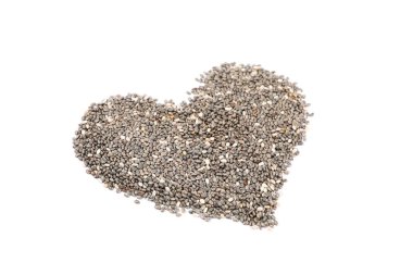 Kalp chia tohumlarını beyaz arkaplanda izole etmiş.