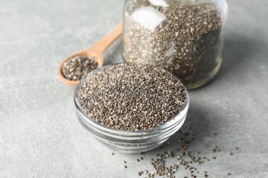 Gri masa üzerinde tohumlu cam sofra takımı, metin alanı