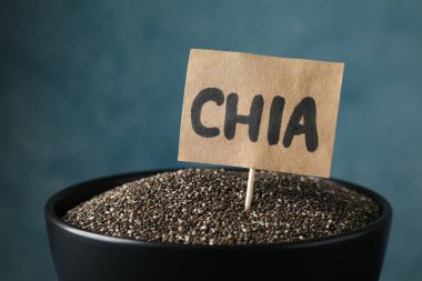 Siyah kase ve kelime Chia ahşap arka planda, yakın plan