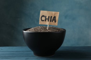 Siyah kase ve kelime Chia ahşap arka planda, kopyalama alanı