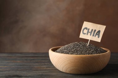 Tahta kase ve tahta arka planda kelime Chia, kopyalama alanı