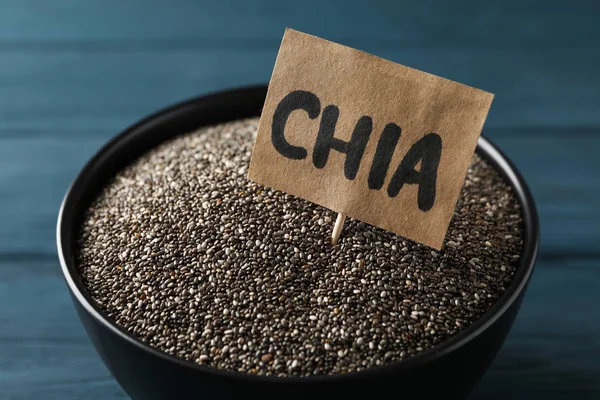 Siyah kase ve kelime Chia ahşap arka planda, yakın plan