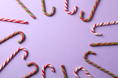 Renkli arkaplanda şeker kamışları olan kompozisyon, boşluk