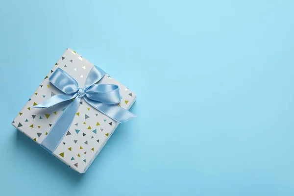 Mavi arkaplanda yay olan hediye kutusu, metin için boşluk — Stok fotoğraf