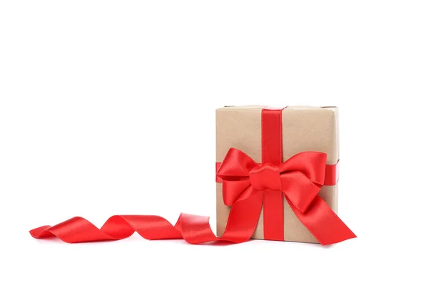 Κουτί δώρου με κόκκινο τόξο απομονωμένο σε λευκό φόντο — Φωτογραφία Αρχείου