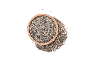 Chia tohumları ve ahşap kase beyaz arka planda izole edilmiş.