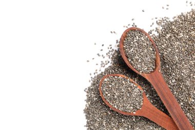 Chia tohumları ve tahta kaşıklar beyaz arkaplanda izole edilmiş.