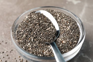 Cam soslu tekne, chia ve kaşık desenli arka plan, clo