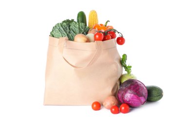 Beyaz arka planda farklı sebzelerin bulunduğu çanta.