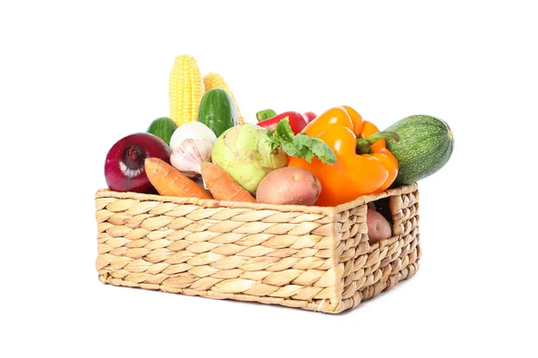 Panier en osier avec légumes isolés sur fond blanc — Photo