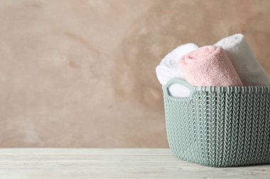 Tahtada temiz çamaşır sepeti, mesaj için boşluk.