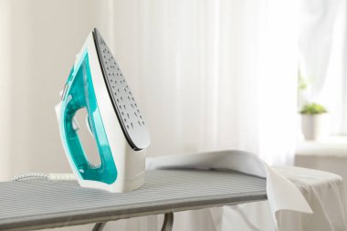 Ütü masasında ütü ve gömlek, metin için boşluk