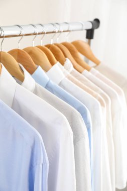 Arka planda gömlekleri olan askılar, kapatın.