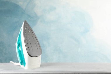 Mavi arkaplana karşı ütü tahtası, metin için boşluk