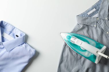 Beyaz arka planda ütü ve gömlekler, üst manzara