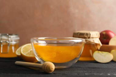 Ballı kase, ahşap arka planda meyve ve meyve, boşluk...