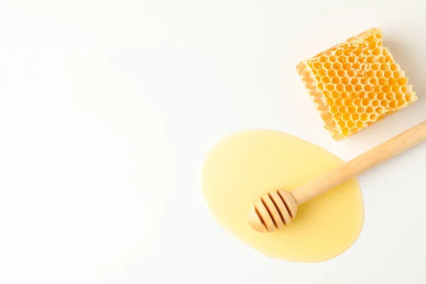 Dipper in plas honing en honingraat op witte achtergrond, Top — Stockfoto