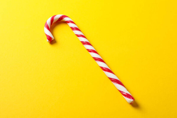 Сладкая конфетка на желтом фоне, место для текста
