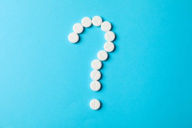 Soru işareti katmanı mavi arka planda haplar, için boşluk