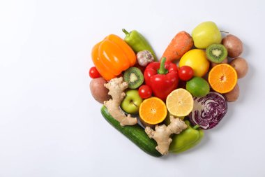 Beyaz arka planda sebzeler ve meyveler var, polis.