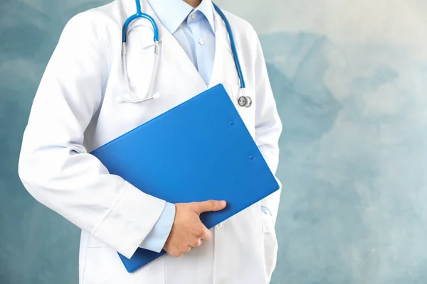 Orvos sztetoszkóppal és tabletta kék háttér, spac — Stock Fotó