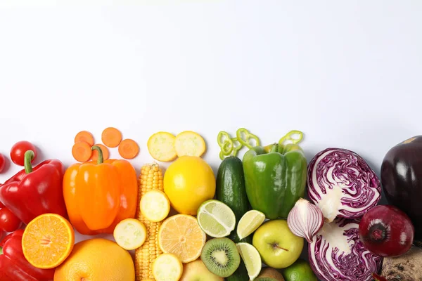 Diferentes vegetais e frutas no fundo branco, espaço de cópia — Fotografia de Stock