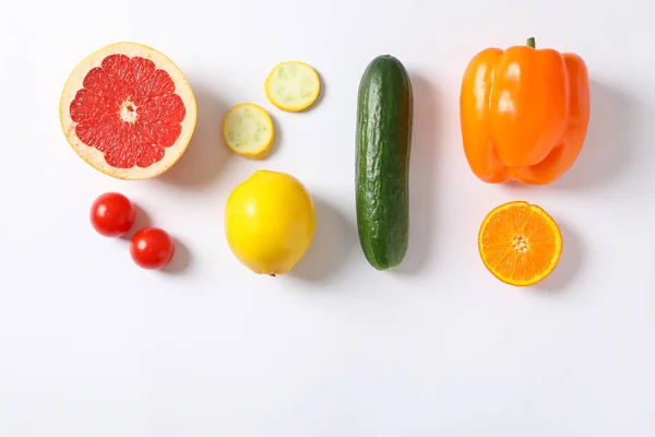 Acostado plano con verduras y frutas sobre fondo blanco, espacio f — Foto de Stock
