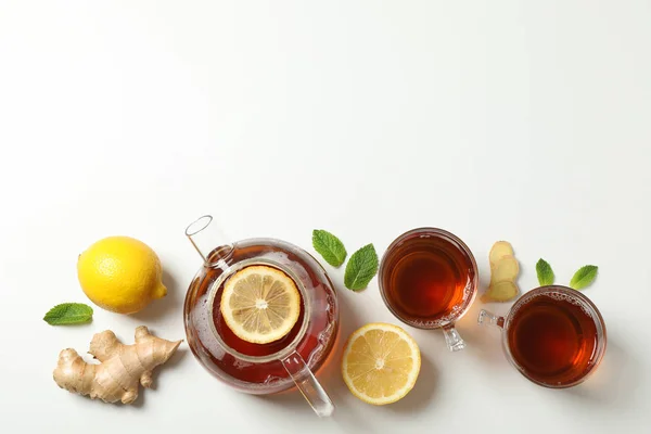 Плоский лежал. Чашки с чаем и чайником, лимон, мята и имбирь, спак — стоковое фото