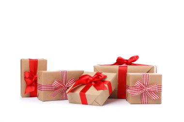 Beyaz arkaplanda izole edilmiş güzel hediye kutuları grubu